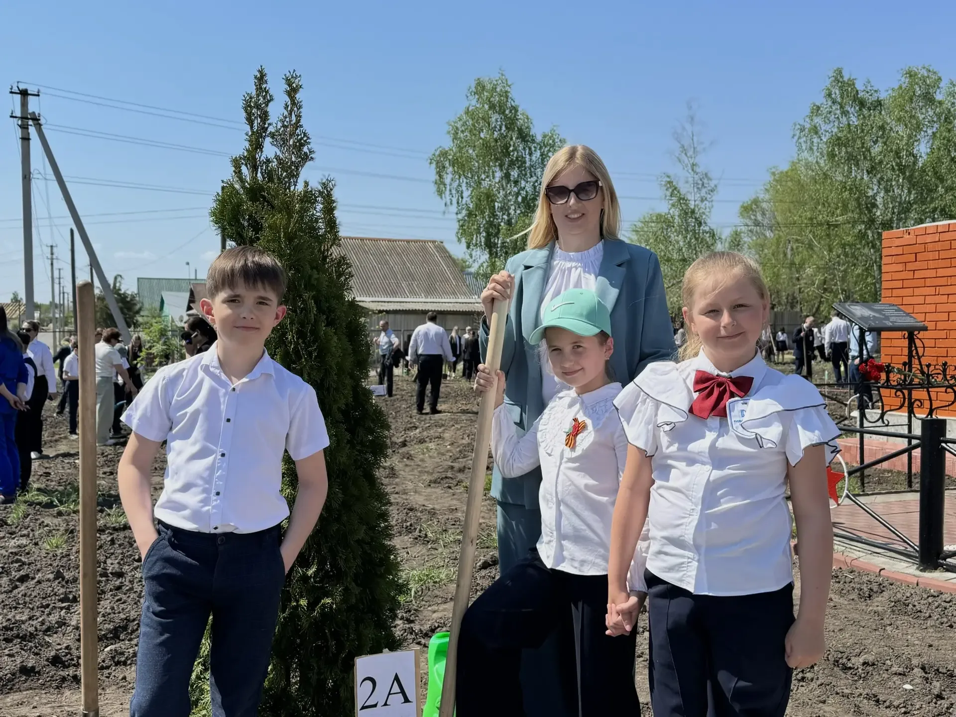 🌳Как мы писали историю в преддверии Дня Победы!   8 мая в нашей школе случилось то, что трудно перед