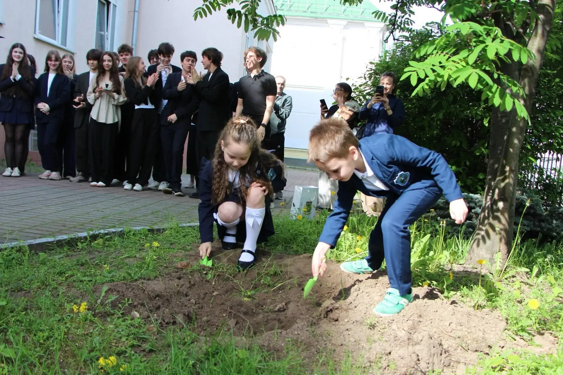 📜В нашей школе прошла акция «Послание в будущее»  Ученики старшей и начальной школы заложили капсулу
