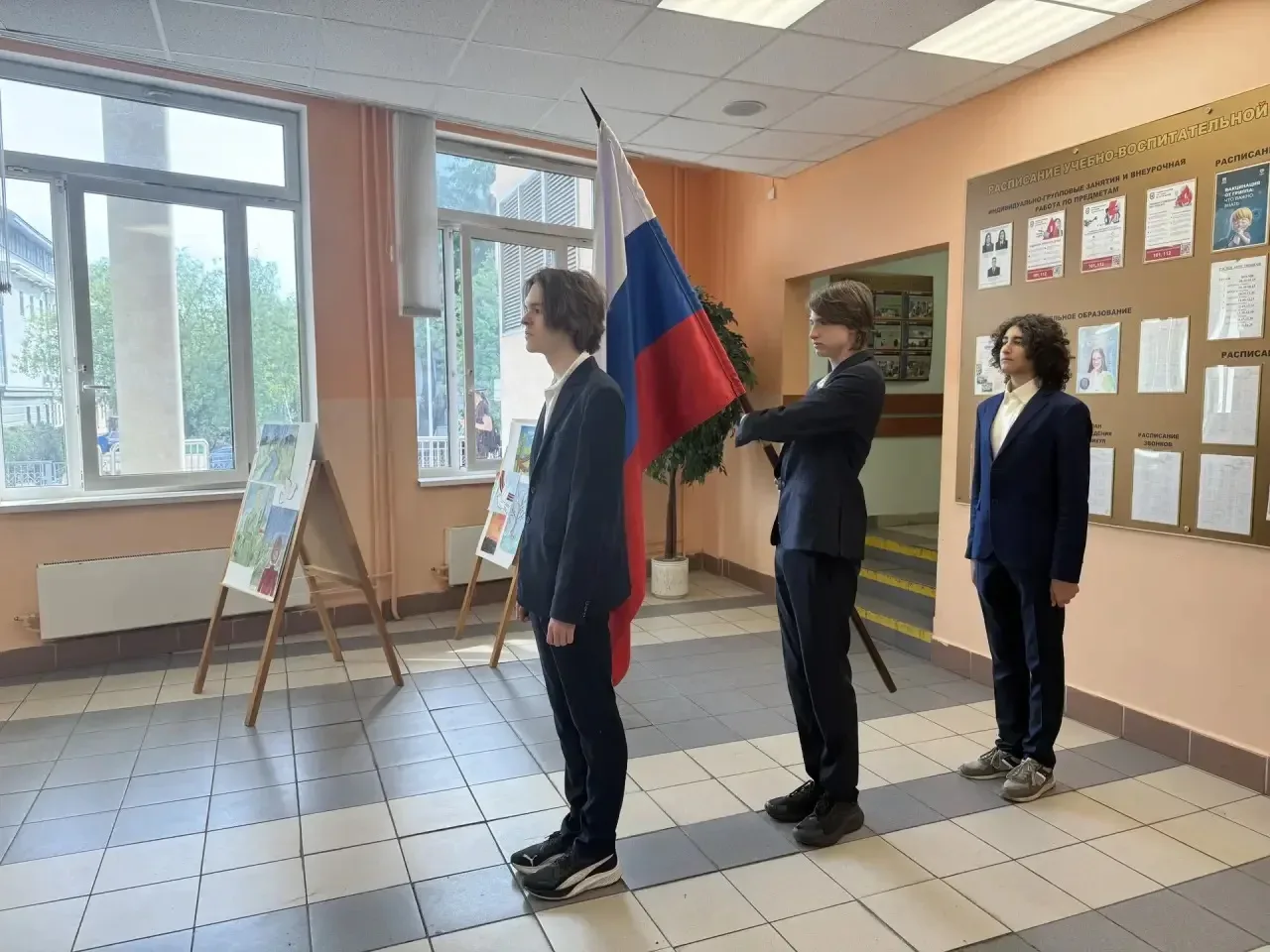🇷🇺 С новой учебной неделей, друзья!  Право поднять флаг было доверено учащимся 10 «М» класса под рук