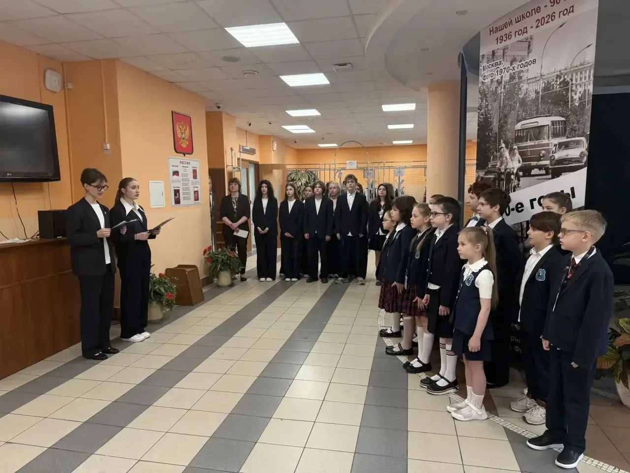 🇷🇺 С новой учебной неделей, друзья!  Право поднять флаг было доверено учащимся 10 «М» класса под рук