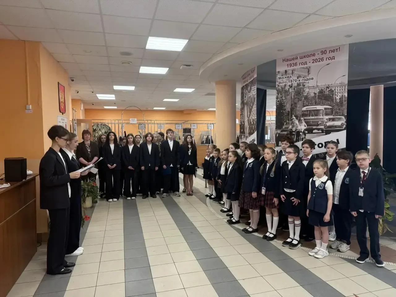 🇷🇺 С новой учебной неделей, друзья!  Право поднять флаг было доверено учащимся 10 «М» класса под рук
