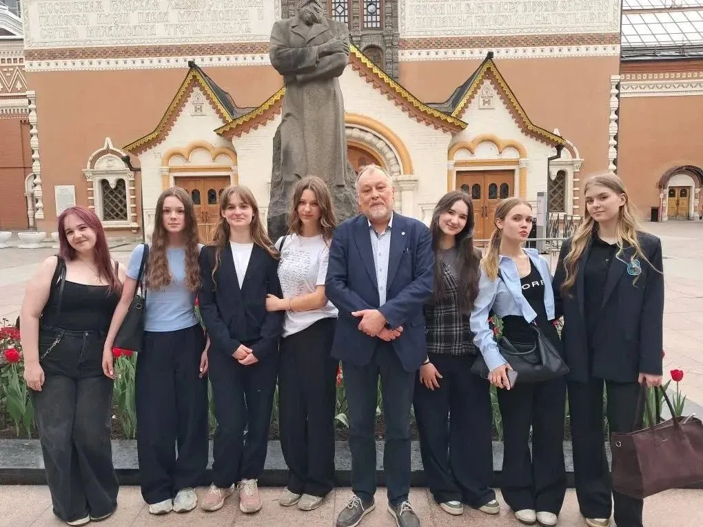Заглянуть в XIX век 🎨  Ученики 9 «М» класса вместе с классным руководителем Николаем Евгеньевичем Ма