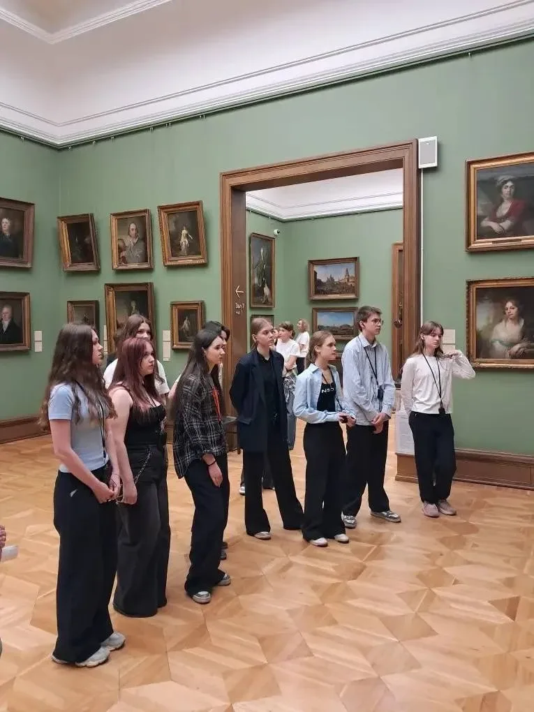 Заглянуть в XIX век 🎨  Ученики 9 «М» класса вместе с классным руководителем Николаем Евгеньевичем Ма