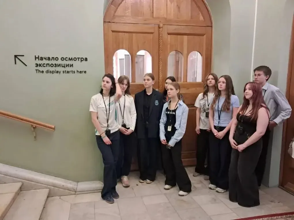 Заглянуть в XIX век 🎨  Ученики 9 «М» класса вместе с классным руководителем Николаем Евгеньевичем Ма