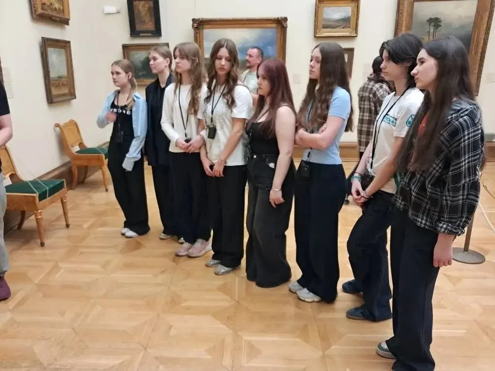 Заглянуть в XIX век 🎨  Ученики 9 «М» класса вместе с классным руководителем Николаем Евгеньевичем Ма