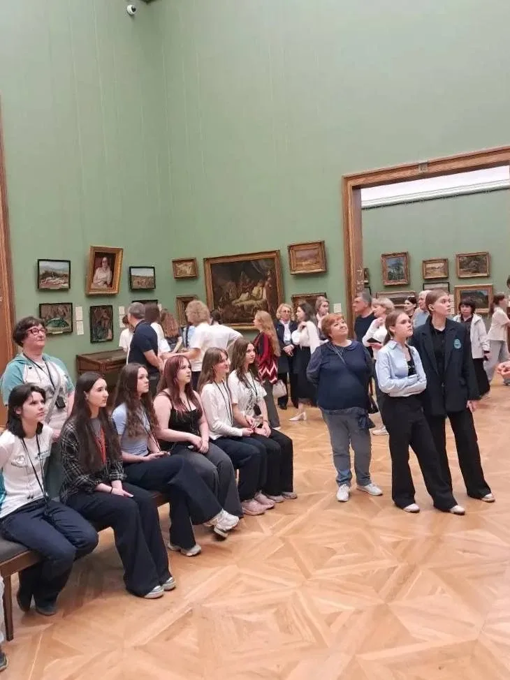 Заглянуть в XIX век 🎨  Ученики 9 «М» класса вместе с классным руководителем Николаем Евгеньевичем Ма