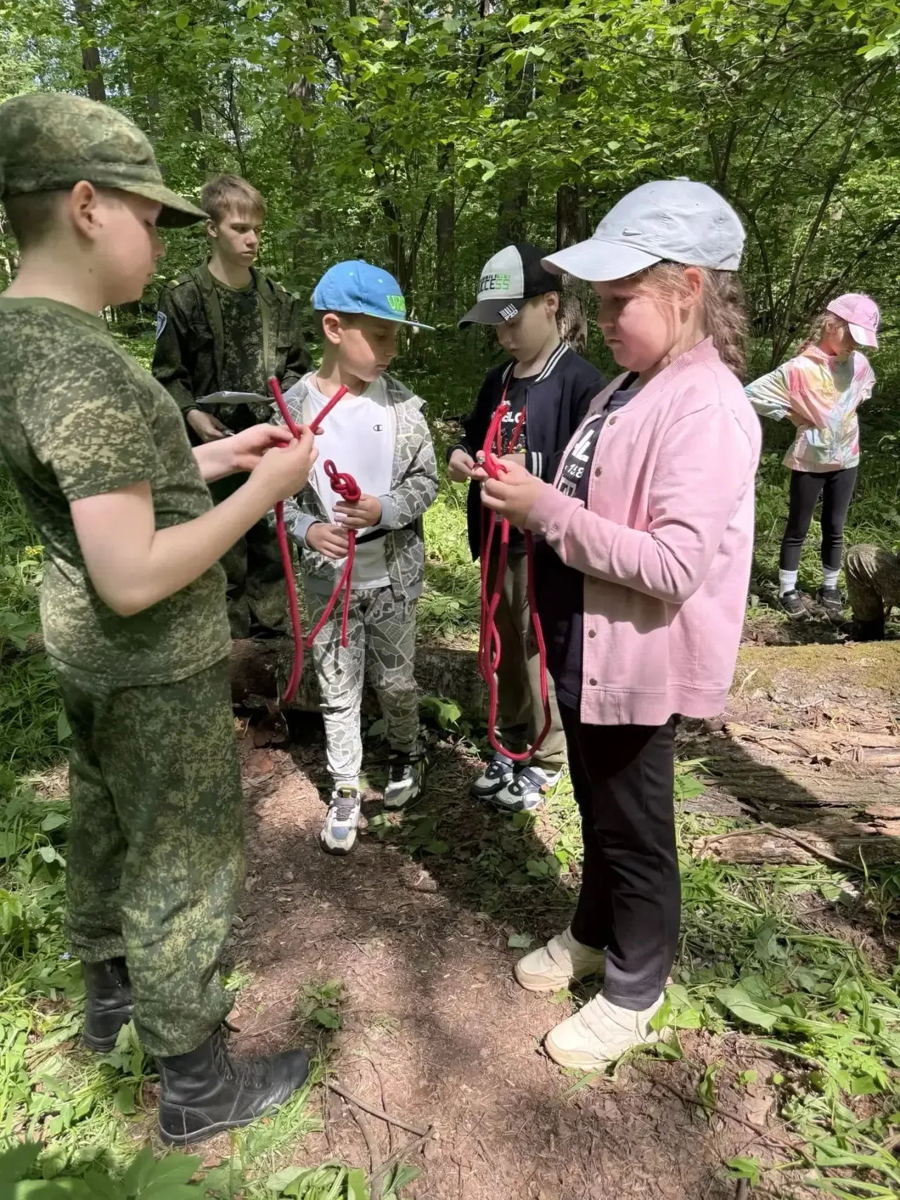 🏕️ Поход 2 «Г» класса с ВПК «Ястреб»: первый шаг в большую туристическую жизнь  На выходных ученики 