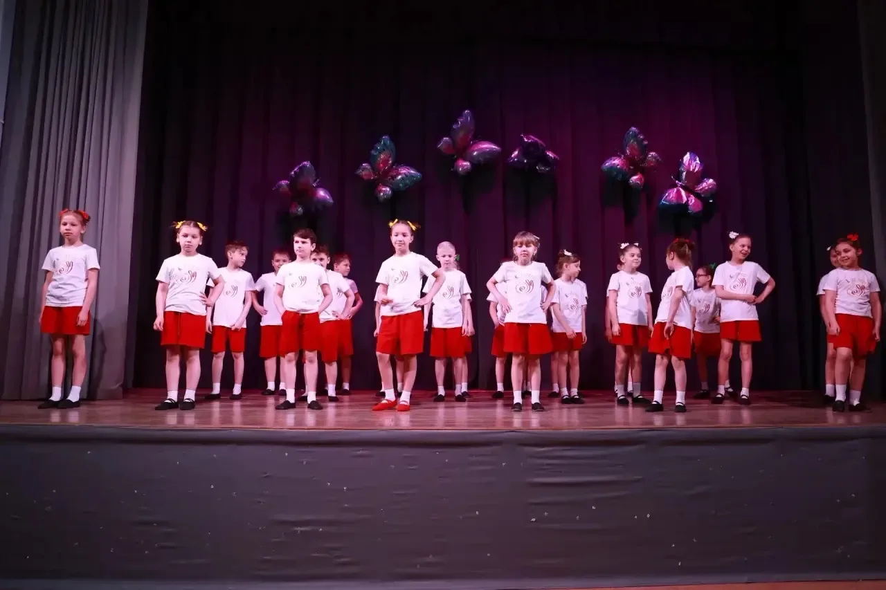 💃 Отчётный танцевальный фестиваль в начальной школе: ритм, энергия, успех!  В начальной школе прошёл