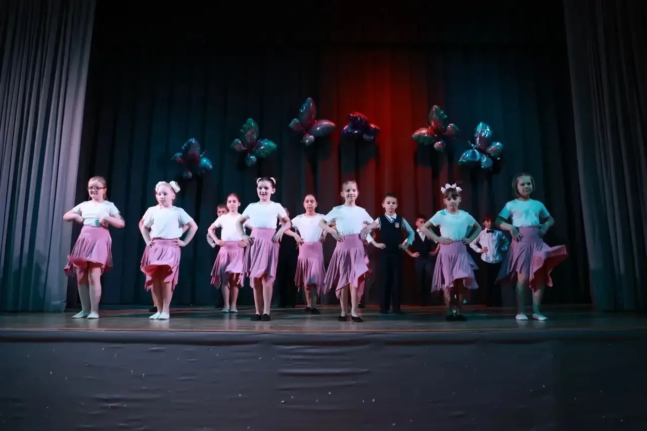 💃 Отчётный танцевальный фестиваль в начальной школе: ритм, энергия, успех!  В начальной школе прошёл