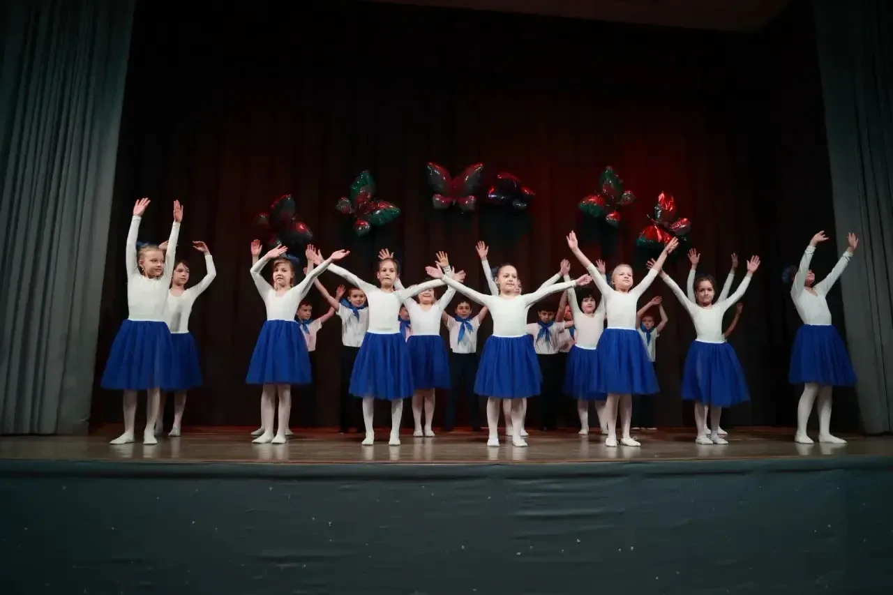 💃 Отчётный танцевальный фестиваль в начальной школе: ритм, энергия, успех!  В начальной школе прошёл