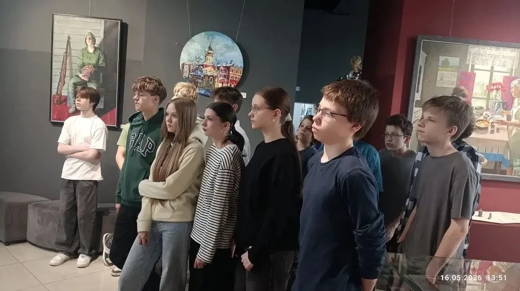 🕰️Экскурсия по выставке «Калининский: через призму времени».  Делимся тем, как 8Б класс посетил выст