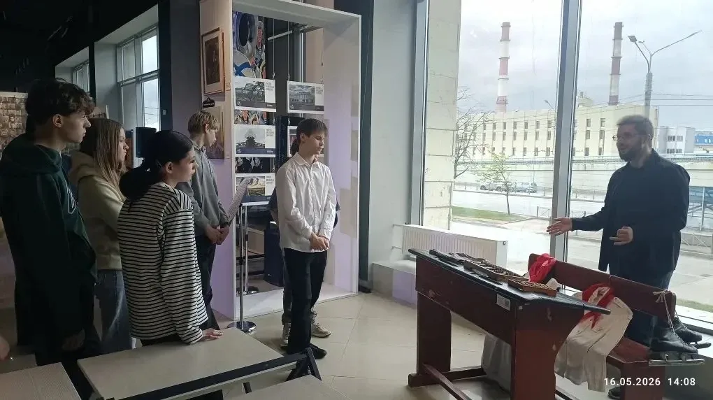 🕰️Экскурсия по выставке «Калининский: через призму времени».  Делимся тем, как 8Б класс посетил выст