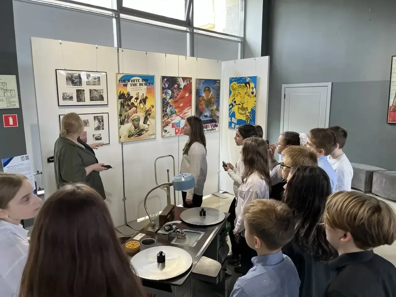 ✨ Ученики 5В класса с классным руководителем Г. Ф. Максимовым побывали в арт-галерее «Окна»!  🖼 На в