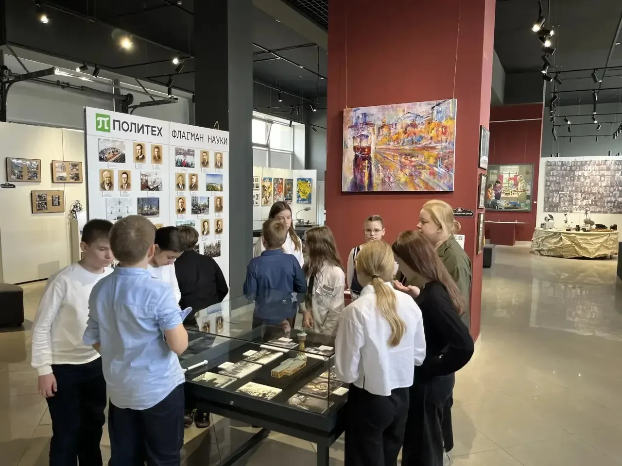 ✨ Ученики 5В класса с классным руководителем Г. Ф. Максимовым побывали в арт-галерее «Окна»!  🖼 На в
