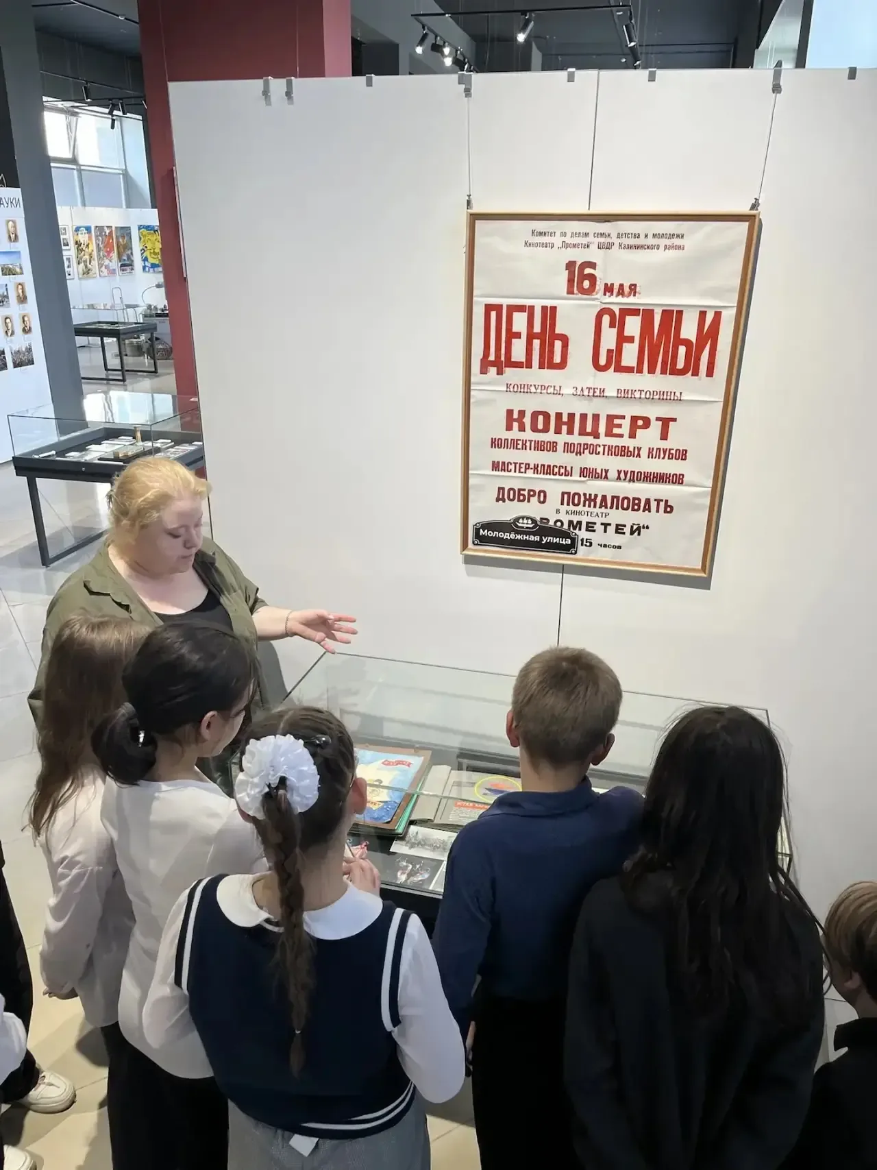 ✨ Ученики 5В класса с классным руководителем Г. Ф. Максимовым побывали в арт-галерее «Окна»!  🖼 На в