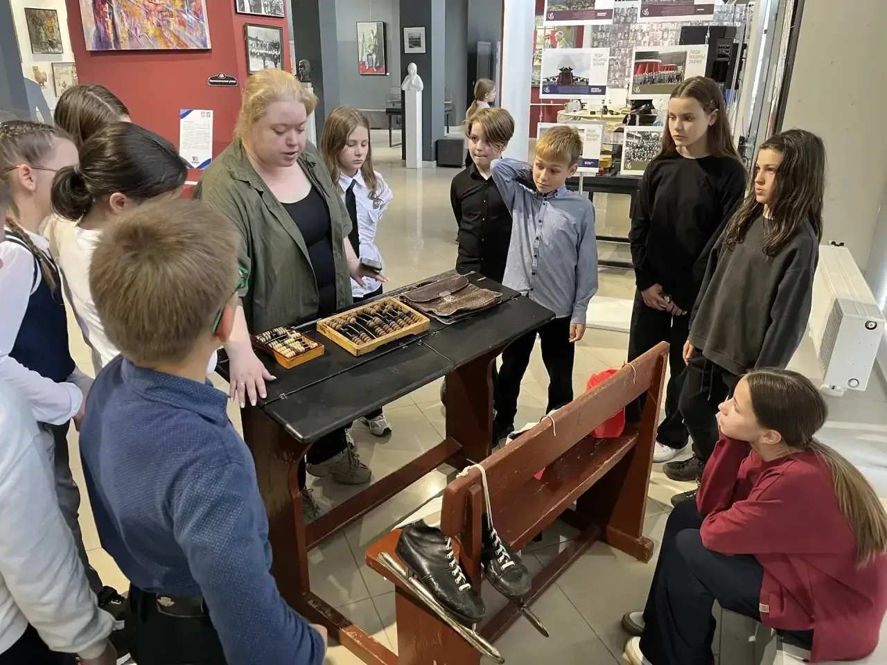 ✨ Ученики 5В класса с классным руководителем Г. Ф. Максимовым побывали в арт-галерее «Окна»!  🖼 На в