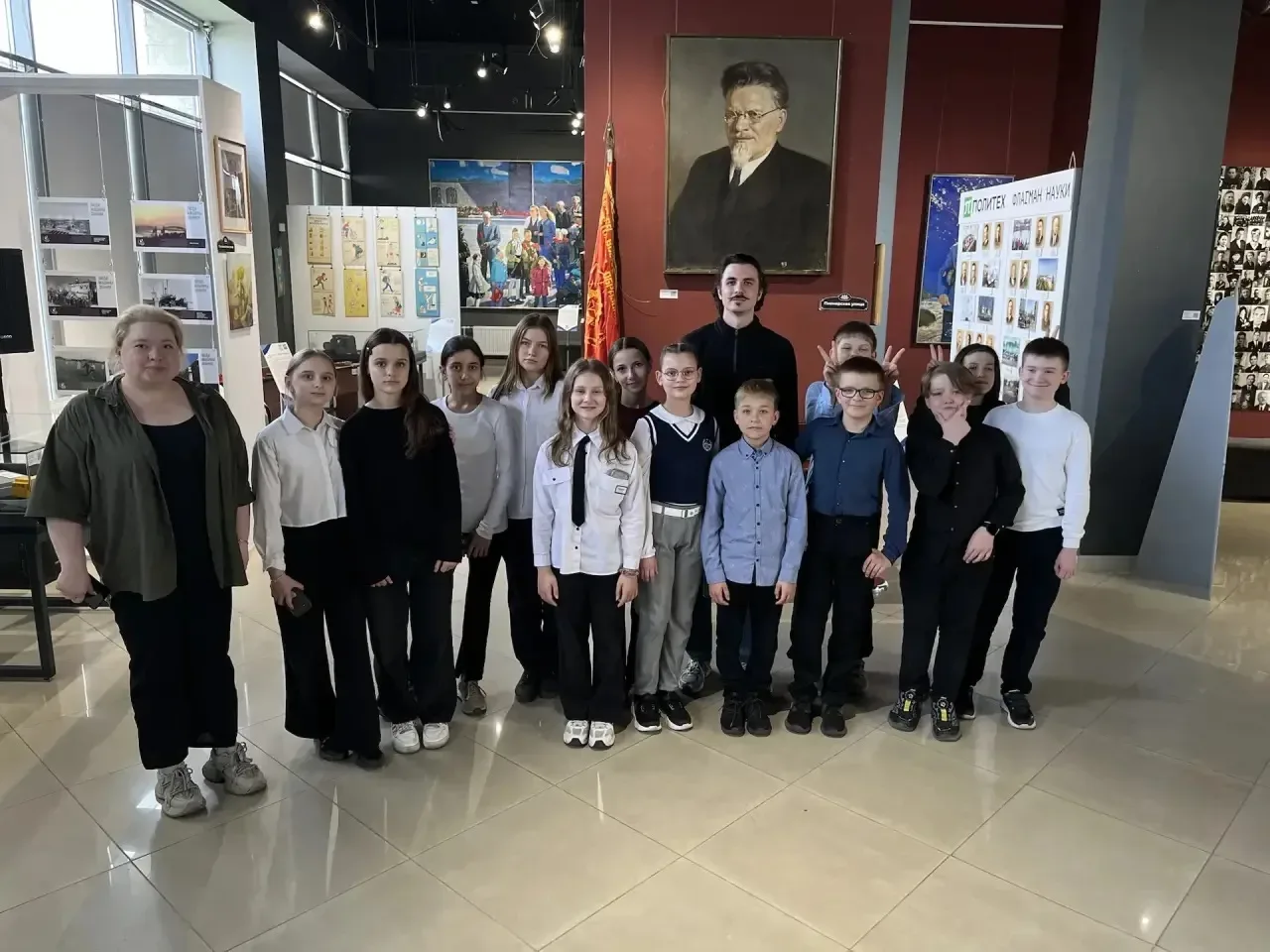✨ Ученики 5В класса с классным руководителем Г. Ф. Максимовым побывали в арт-галерее «Окна»!  🖼 На в