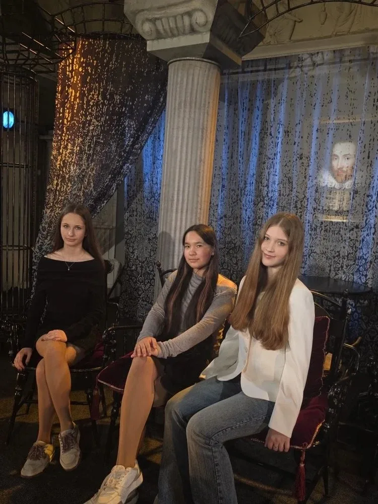 🎭8 «А» вместе с классным руководителем Скачко М. П. и учителем литературы Яблоковой Н. Л. посмотрели