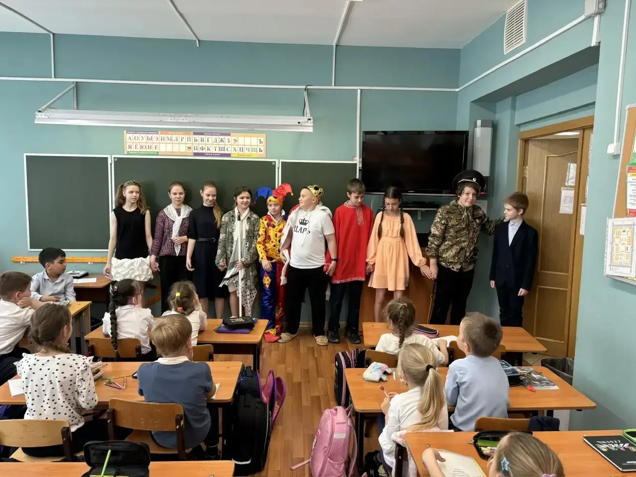 🎉 Традиционная встреча 1 «Б» и 5 «Б»!  🎭 Пятиклассники показали первоклассникам спектакль «Про Федот
