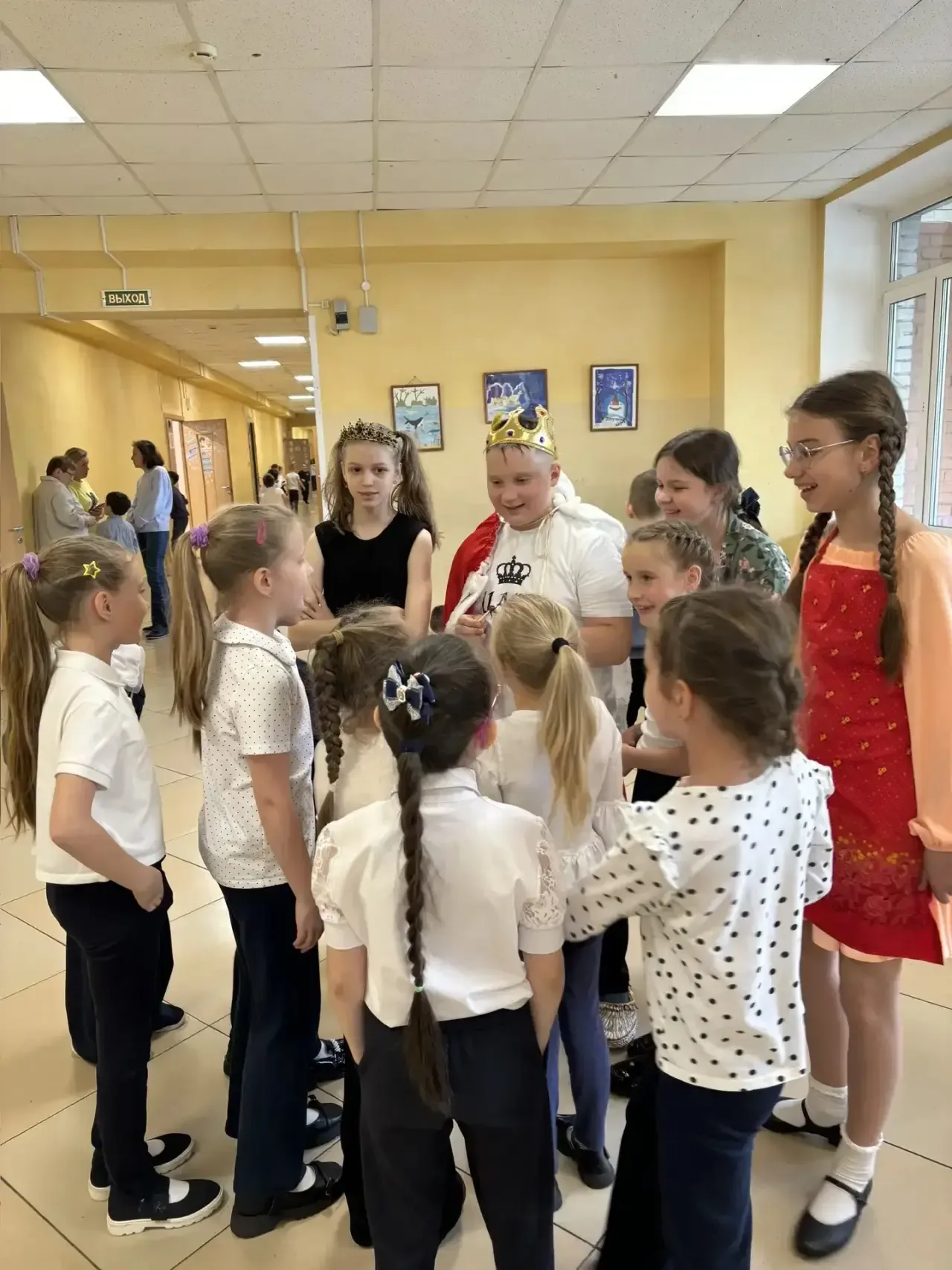 🎉 Традиционная встреча 1 «Б» и 5 «Б»!  🎭 Пятиклассники показали первоклассникам спектакль «Про Федот