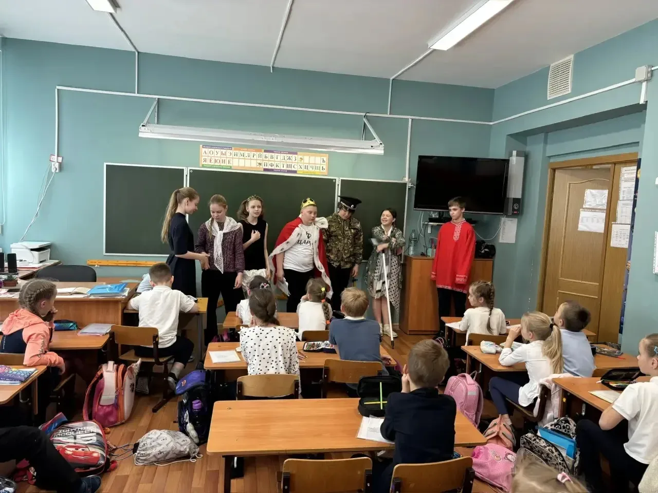 🎉 Традиционная встреча 1 «Б» и 5 «Б»!  🎭 Пятиклассники показали первоклассникам спектакль «Про Федот