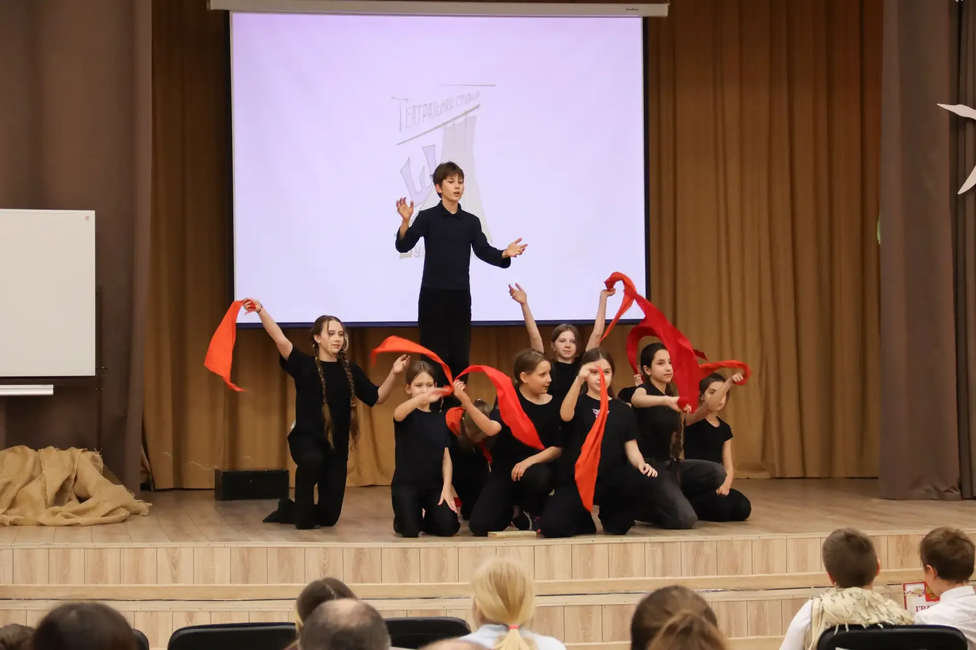 УЧЕБНЫЕ ПОКАЗЫ 🎭  ✨ В театральной студии «Шум за сценой» завершились учебные показы групп начальной 