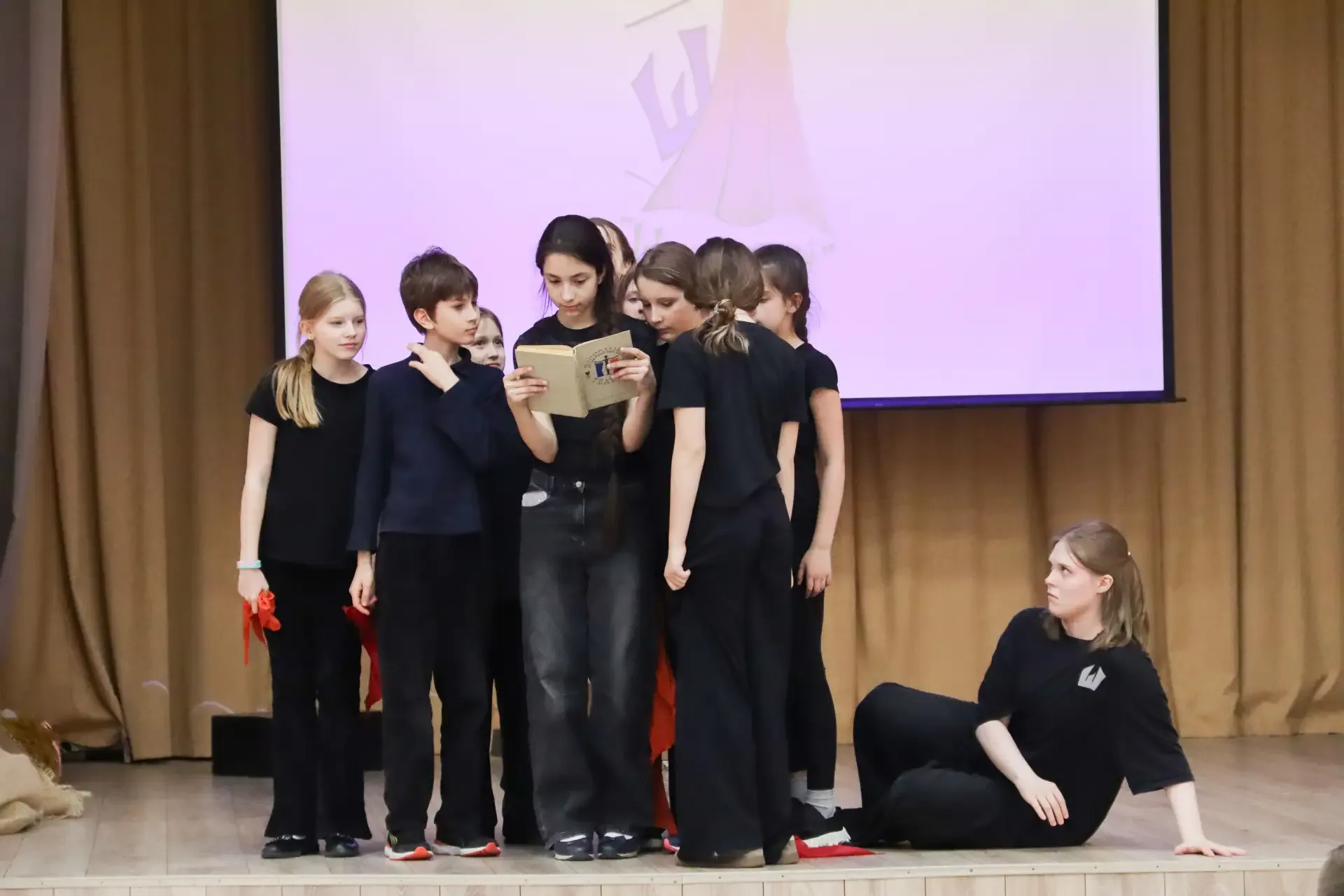 УЧЕБНЫЕ ПОКАЗЫ 🎭  ✨ В театральной студии «Шум за сценой» завершились учебные показы групп начальной 