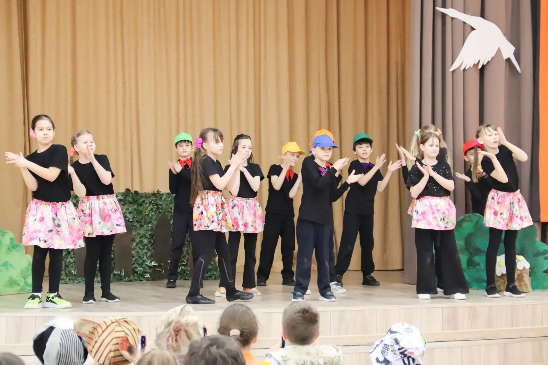 УЧЕБНЫЕ ПОКАЗЫ 🎭  ✨ В театральной студии «Шум за сценой» завершились учебные показы групп начальной 