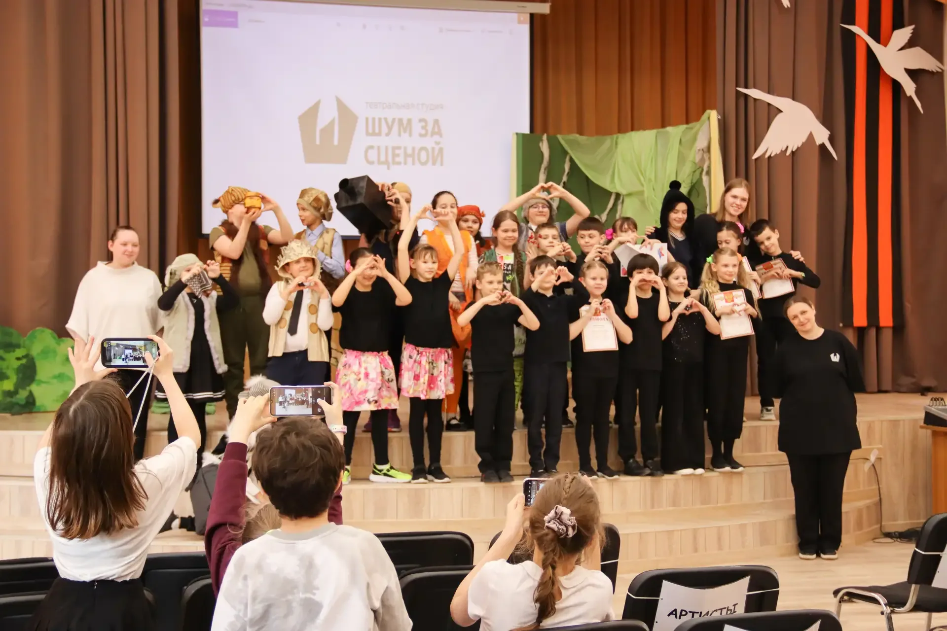 УЧЕБНЫЕ ПОКАЗЫ 🎭  ✨ В театральной студии «Шум за сценой» завершились учебные показы групп начальной 