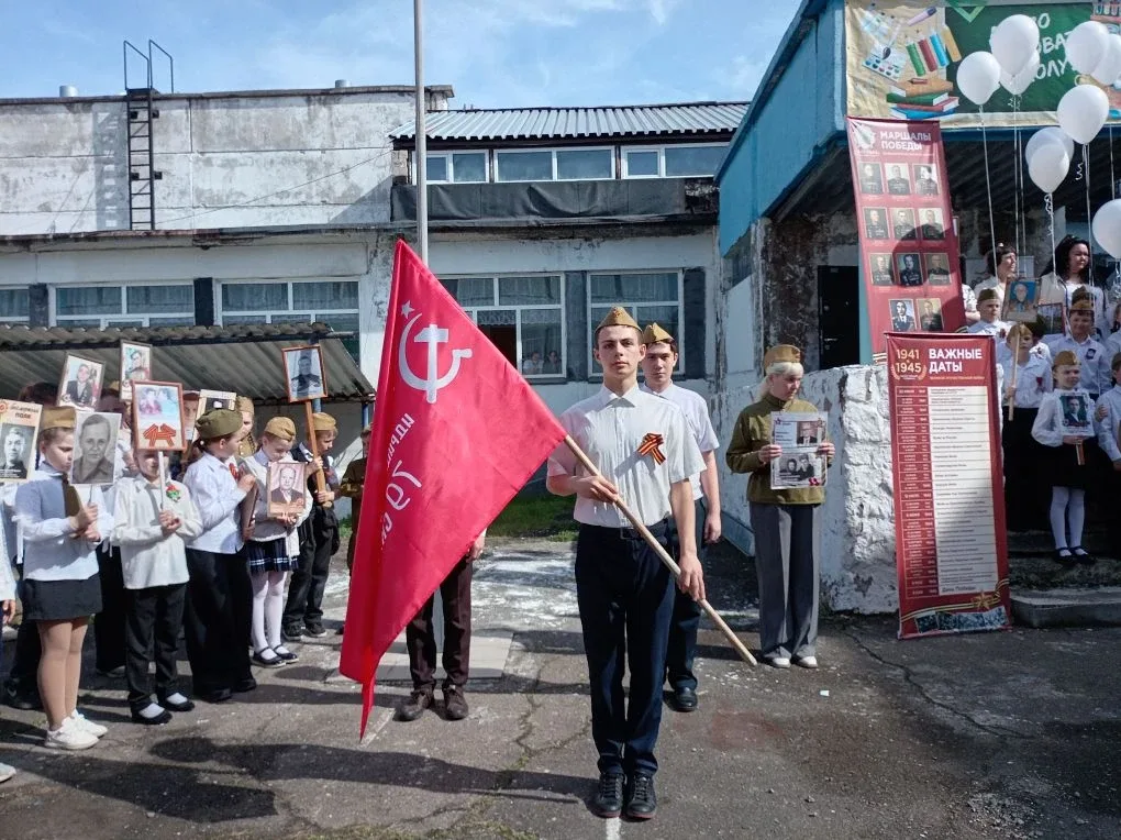 🎗8 мая в школе прошла торжественная линейка, посвященная 81 годовщине Великой Победы, под руководств