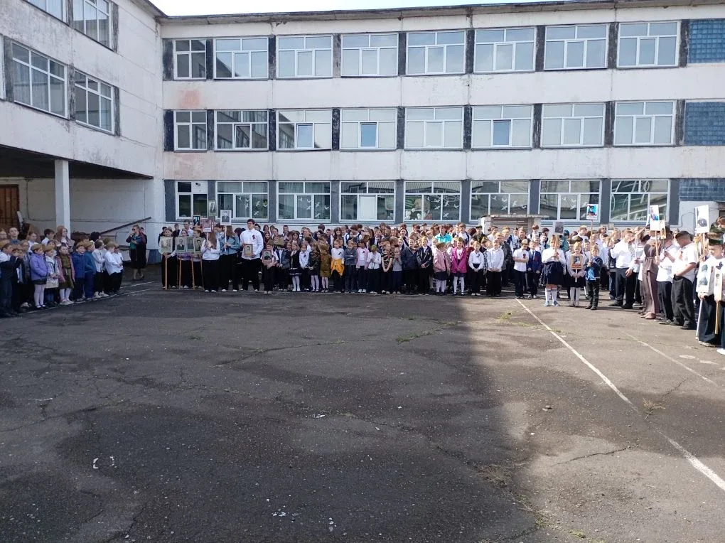 🎗8 мая в школе прошла торжественная линейка, посвященная 81 годовщине Великой Победы, под руководств