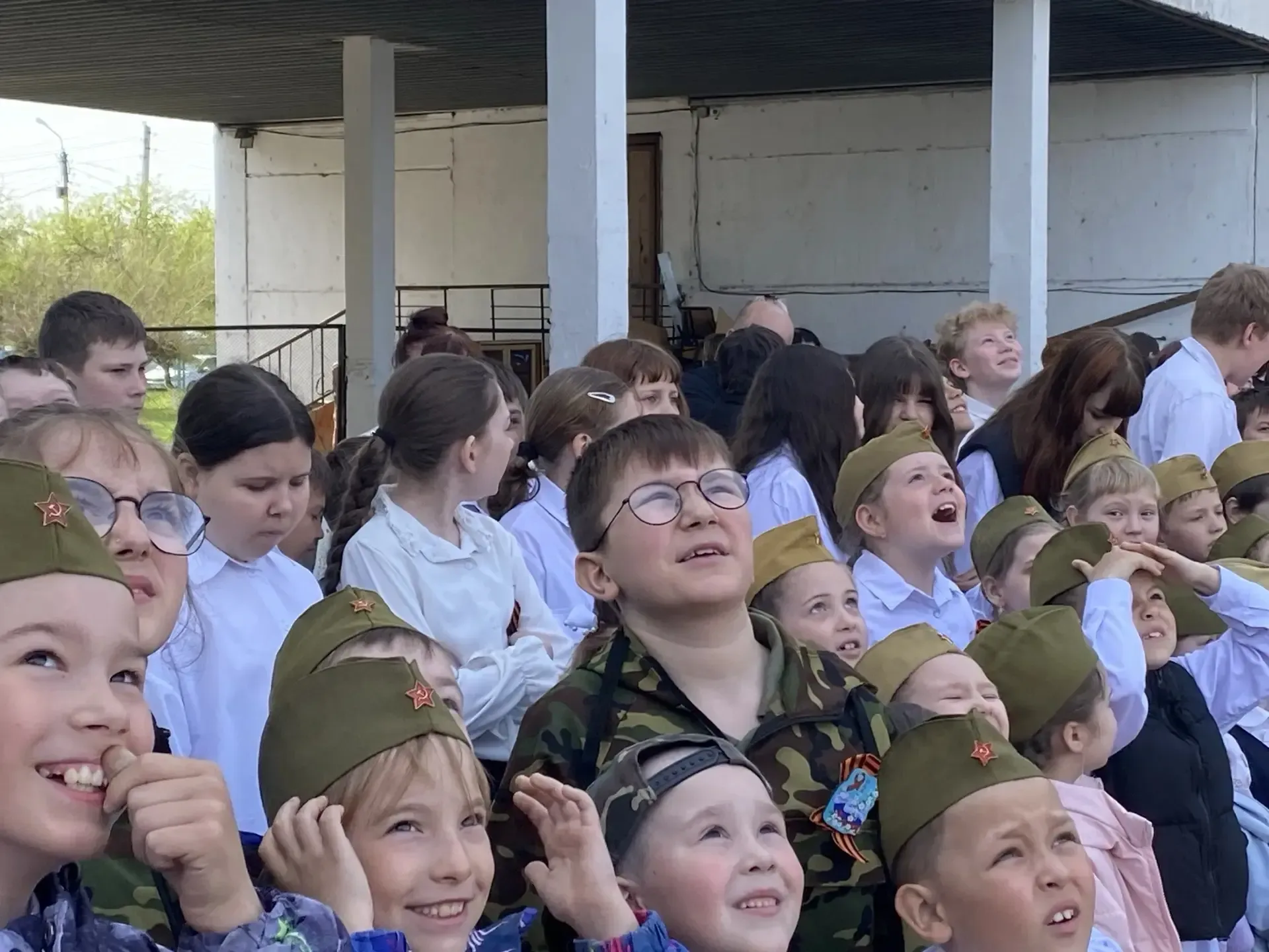 🎗8 мая в школе прошла торжественная линейка, посвященная 81 годовщине Великой Победы, под руководств