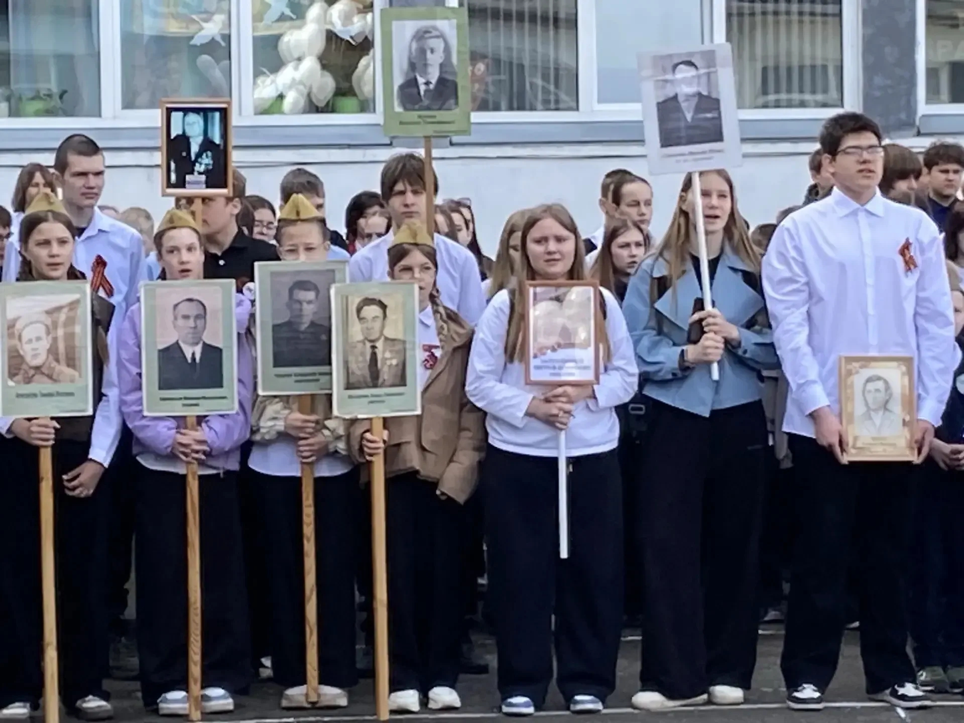 🎗8 мая в школе прошла торжественная линейка, посвященная 81 годовщине Великой Победы, под руководств