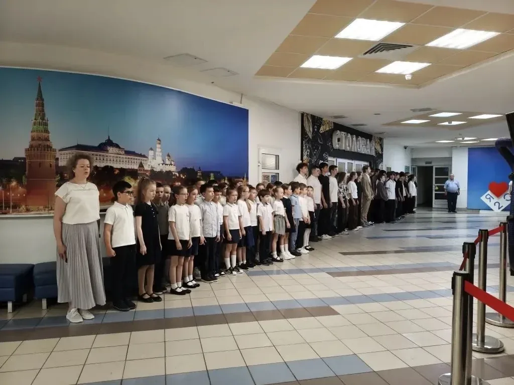 С началом учебной недели! 🇷🇺   Понедельник по традиции начался с торжественной линейки и разговора о