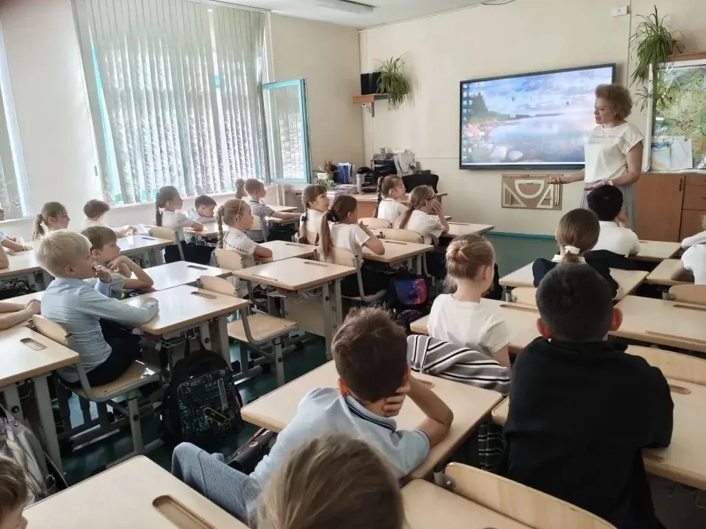 С началом учебной недели! 🇷🇺   Понедельник по традиции начался с торжественной линейки и разговора о