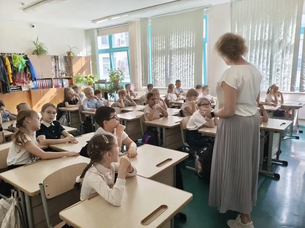 С началом учебной недели! 🇷🇺   Понедельник по традиции начался с торжественной линейки и разговора о