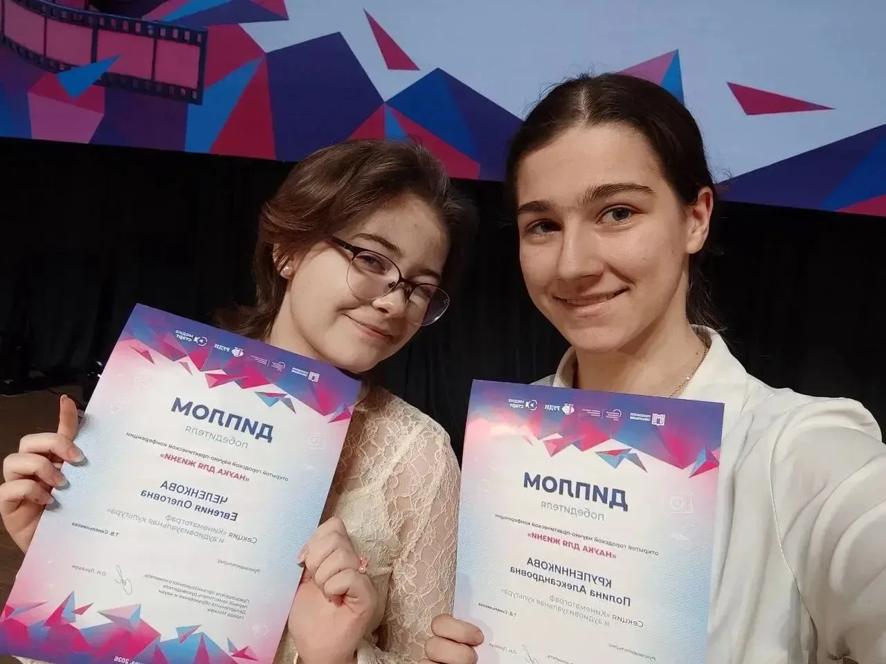 Гордость нашей школы: новые победы в науке и медиа!🏆  Наши ученики достойно представили школу сразу 