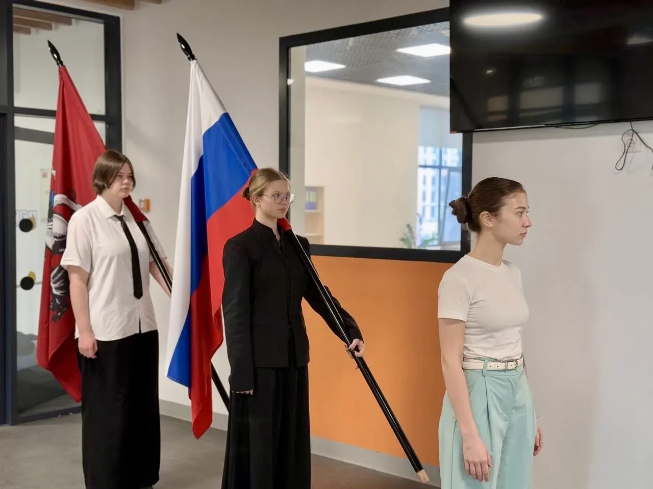 Торжественная линейка 🇷🇺  В здании на Острове новая учебная неделя тоже началась с торжественной лин