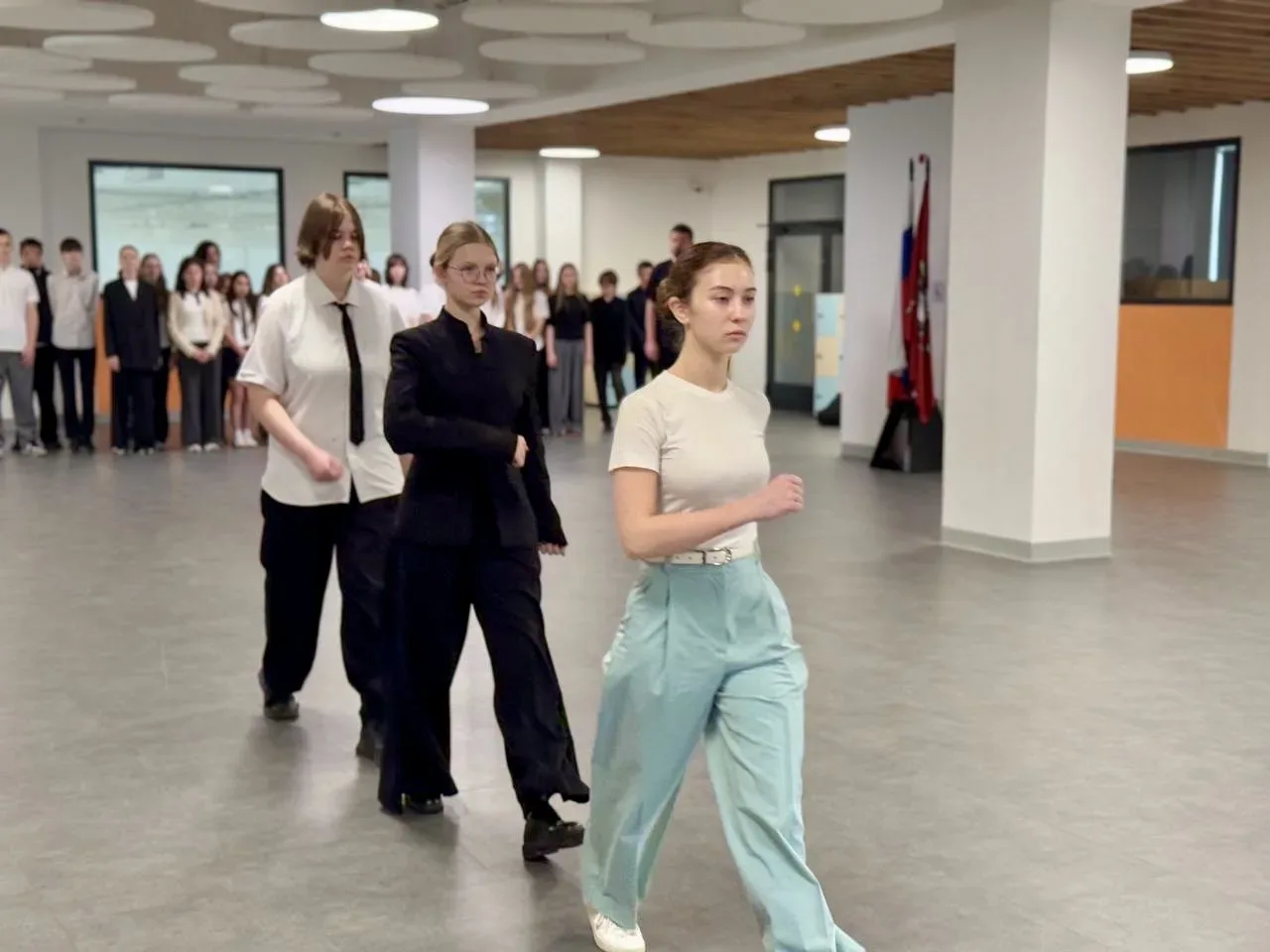Торжественная линейка 🇷🇺  В здании на Острове новая учебная неделя тоже началась с торжественной лин