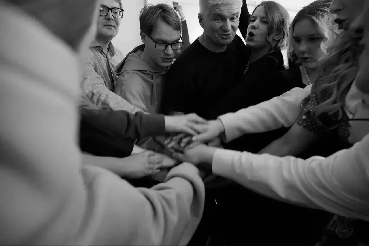 Слёзы, музыка, время. «Все вместе победили!» 🎭   Они не воевали с оружием в руках, но война жила в и