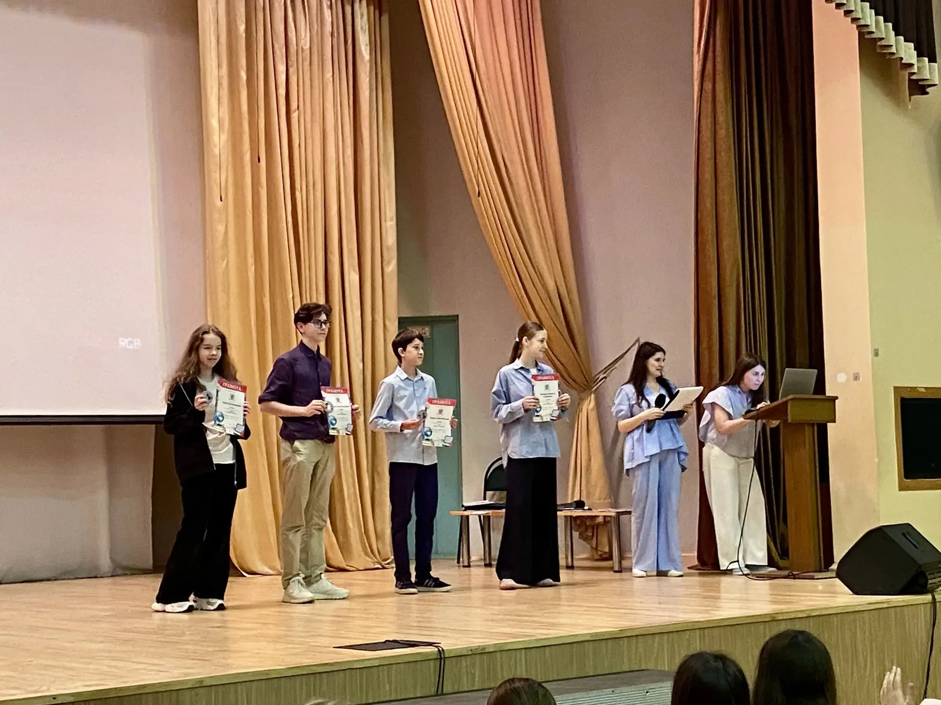 Награждение учеников вертикалей 🏆  В понедельник, 18 мая, состоялось награждение учеников классов  м