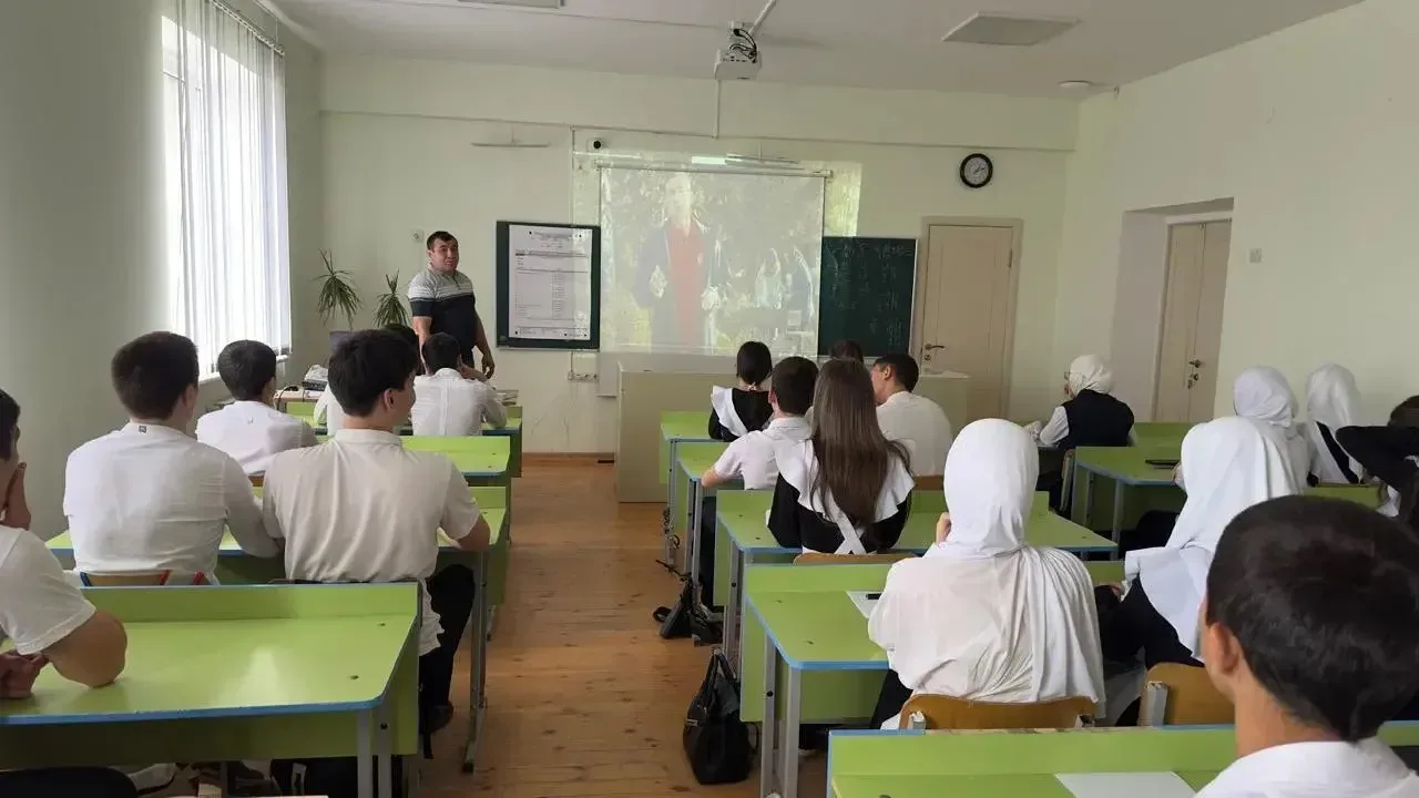 Сегодня преподаватель - организатор ОБЗР Солтанов Р.А. просмотрел с обучающимися  9-х классов темати