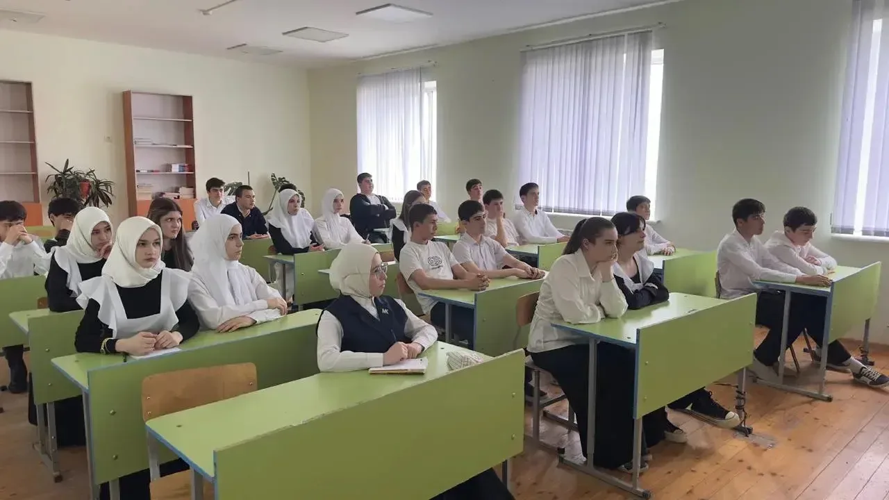 Сегодня преподаватель - организатор ОБЗР Солтанов Р.А. просмотрел с обучающимися  9-х классов темати
