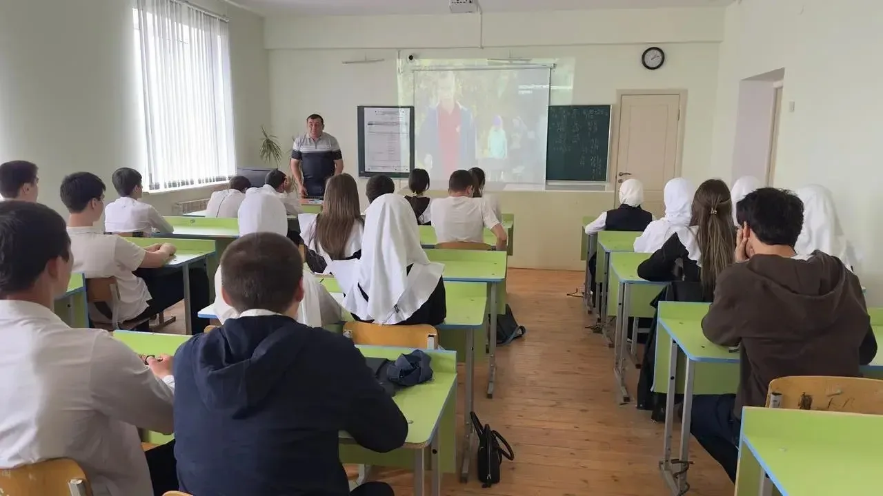 Сегодня преподаватель - организатор ОБЗР Солтанов Р.А. просмотрел с обучающимися  9-х классов темати