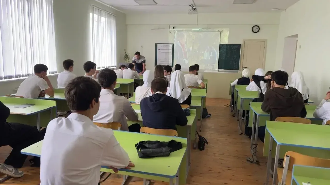 Сегодня преподаватель - организатор ОБЗР Солтанов Р.А. просмотрел с обучающимися  9-х классов темати