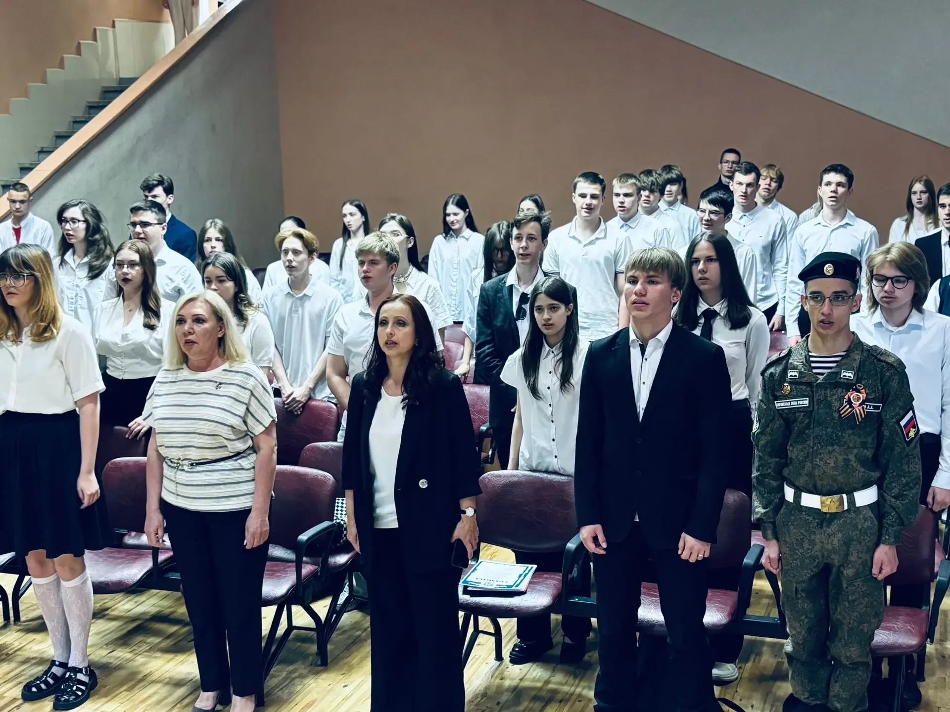 🇷🇺18 мая в МБОУ «СОШ №34» состоялась традиционная церемония выноса Государственного флага Российской