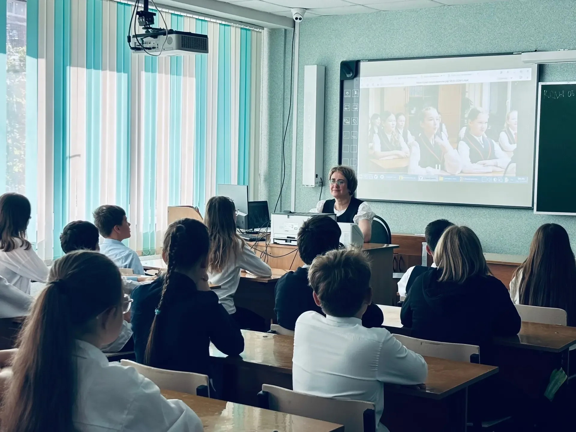 🇷🇺18 мая в МБОУ «СОШ №34» состоялась традиционная церемония выноса Государственного флага Российской