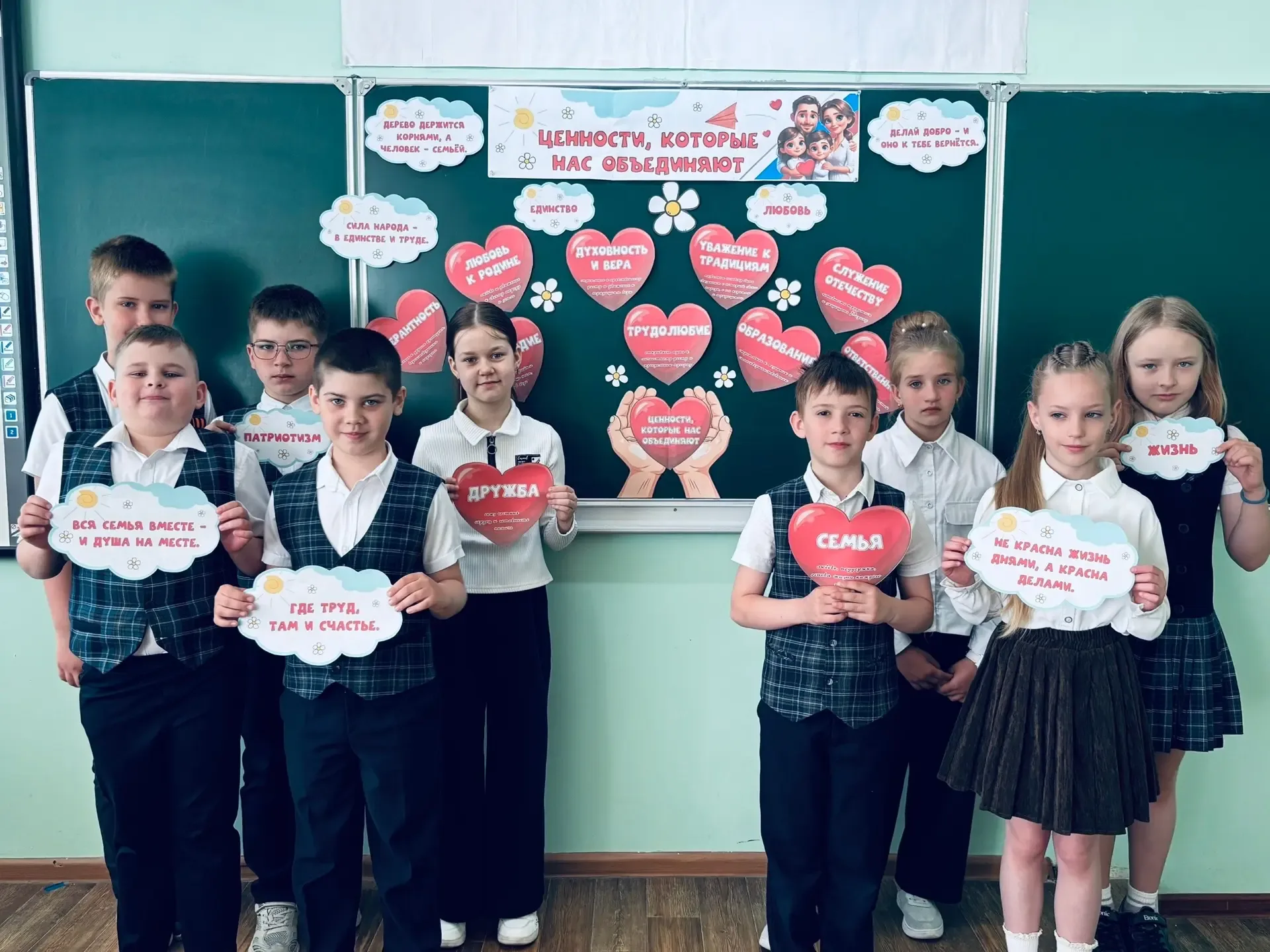 🇷🇺18 мая в МБОУ «СОШ №34» состоялась традиционная церемония выноса Государственного флага Российской