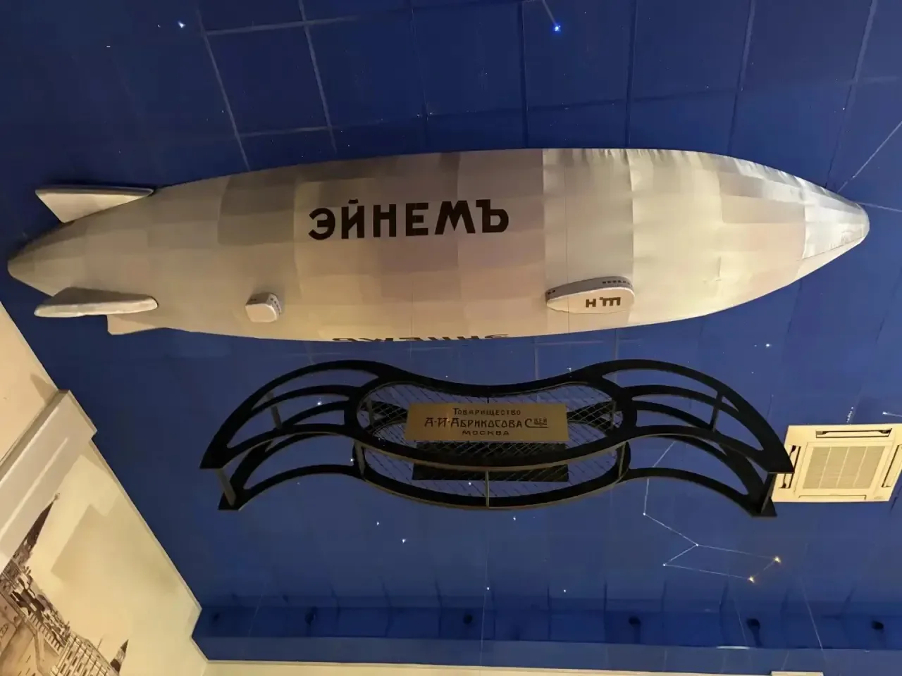 Учащиеся 2 Г класса  вместе с классным руководителем посетили шоколадную фабрику.  Экскурсия начинал