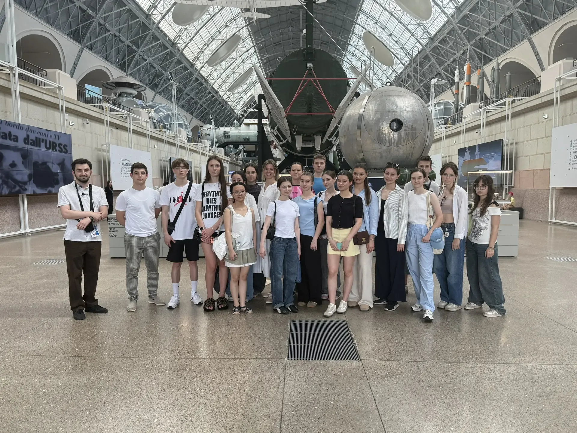 10 «Т» класс завершил учебный год в одном из самых больших космических 🚀 музейных пространств в Росс